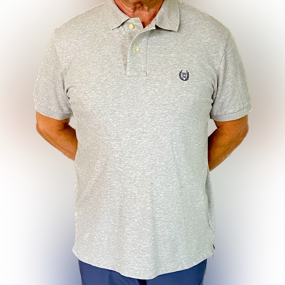 CHAPS Men’sPolo Shirt, Stretch Comfort, Gray, Navy Logo, 2 button M Excel Cond
